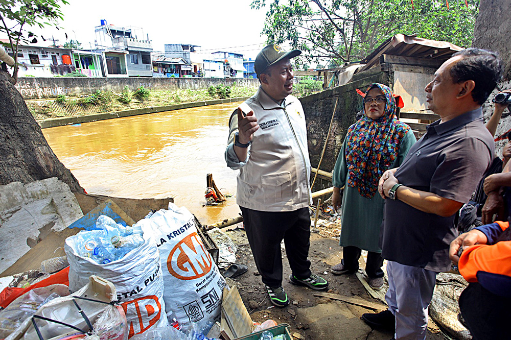 Wakil Ketua DPR Cucun Ahmad Syamsurijal meninjau korban dampak banjir di Kampung Melayu. (BeritaNasional/Elvis Sendouw)