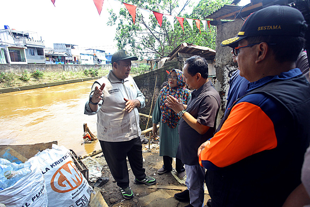 Wakil Ketua DPR Cucun Ahmad Syamsurijal meninjau korban dampak banjir di Kampung Melayu. (BeritaNasional/Elvis Sendouw)