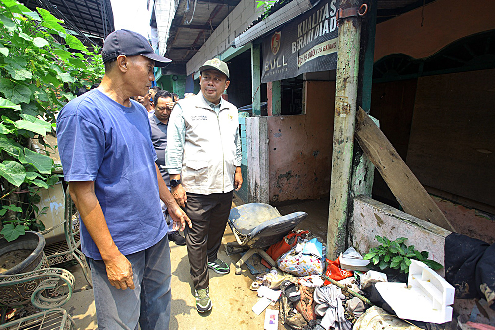 Wakil Ketua DPR Cucun Ahmad Syamsurijal meninjau korban dampak banjir di Kampung Melayu. (BeritaNasional/Elvis Sendouw)