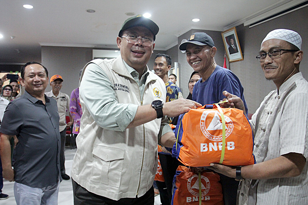 Wakil Ketua DPR Cucun Ahmad Syamsurijal meninjau korban dampak banjir di Kampung Melayu. (BeritaNasional/Elvis Sendouw)