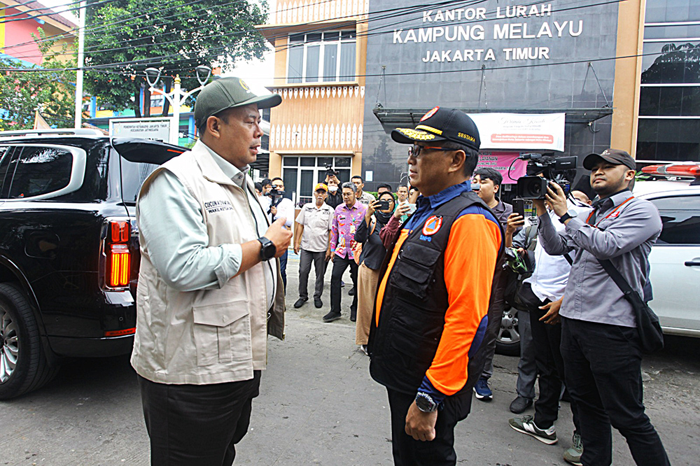 Wakil Ketua DPR Cucun Ahmad Syamsurijal meninjau korban dampak banjir di Kampung Melayu. (BeritaNasional/Elvis Sendouw)