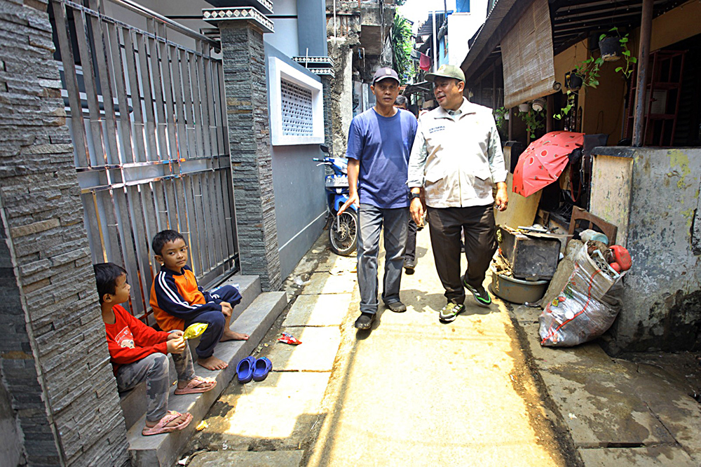 Wakil Ketua DPR Cucun Ahmad Syamsurijal meninjau korban dampak banjir di Kampung Melayu. (BeritaNasional/Elvis Sendouw)