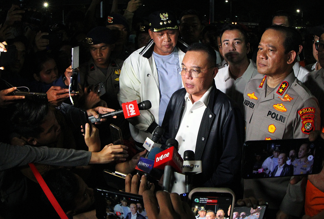 Wakil Ketua DPR Sufmi Dasco Ahmad bersama Utusan Khusus Presiden Bidang Pembinaan Generasi Muda dan Pekerja Seni Raffi Ahmad memantau langsung evakuasi korban kecelakaan antara KRL Commuterline di Bekasi Timur. (BeritaNasional/Elvis/HO)