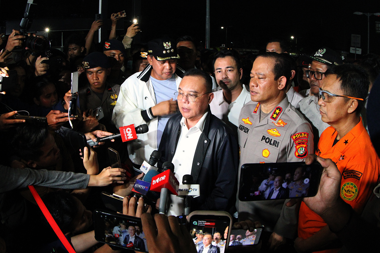 Wakil Ketua DPR Sufmi Dasco Ahmad bersama Utusan Khusus Presiden Bidang Pembinaan Generasi Muda dan Pekerja Seni Raffi Ahmad memantau langsung evakuasi korban kecelakaan antara KRL Commuterline di Bekasi Timur. (BeritaNasional/Elvis/HO)