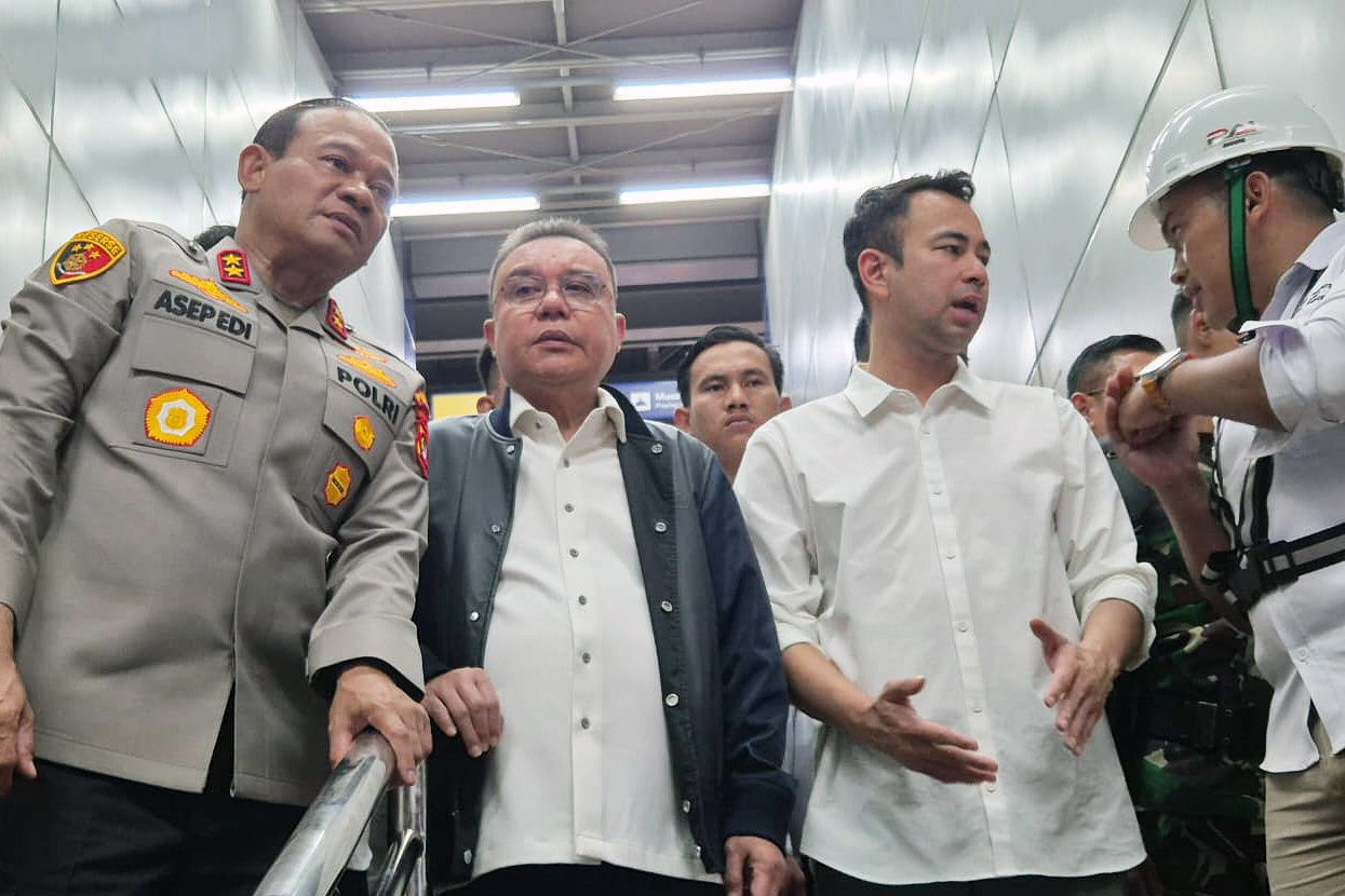 Wakil Ketua DPR Sufmi Dasco Ahmad bersama Utusan Khusus Presiden Bidang Pembinaan Generasi Muda dan Pekerja Seni Raffi Ahmad memantau langsung evakuasi korban kecelakaan antara KRL Commuterline di Bekasi Timur. (BeritaNasional/Elvis/HO)