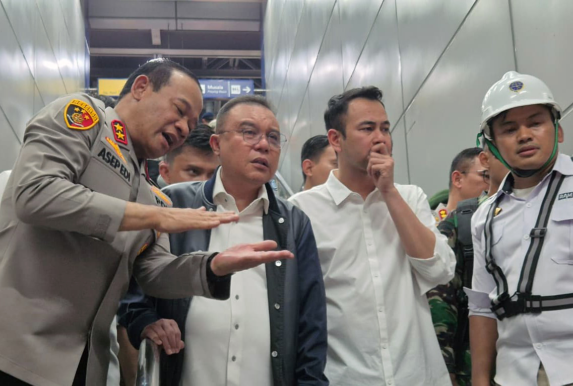 Wakil Ketua DPR Sufmi Dasco Ahmad bersama Utusan Khusus Presiden Bidang Pembinaan Generasi Muda dan Pekerja Seni Raffi Ahmad memantau langsung evakuasi korban kecelakaan antara KRL Commuterline di Bekasi Timur. (BeritaNasional/Elvis/HO)