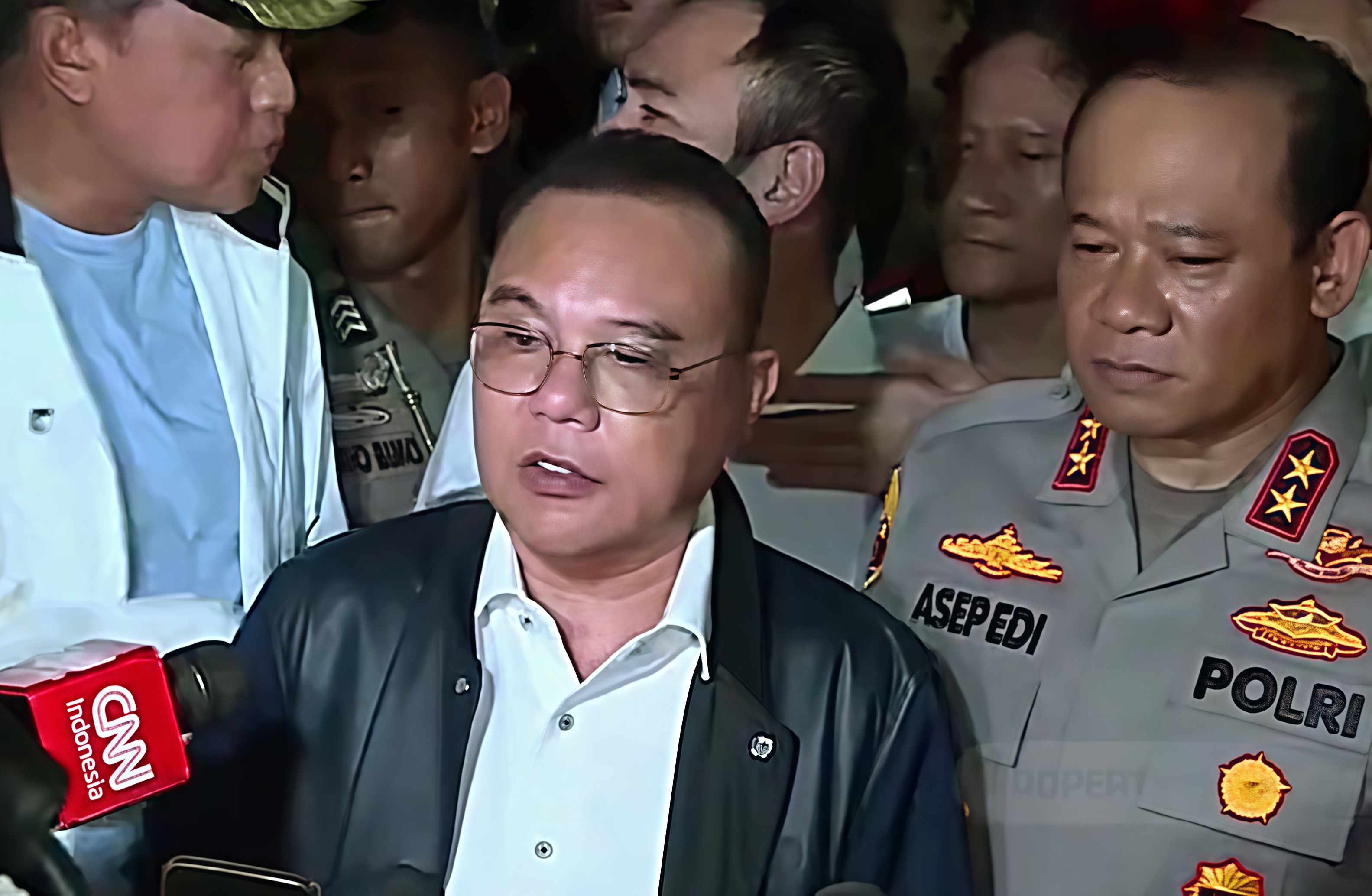 Wakil Ketua DPR Sufmi Dasco Ahmad bersama Utusan Khusus Presiden Bidang Pembinaan Generasi Muda dan Pekerja Seni Raffi Ahmad memantau langsung evakuasi korban kecelakaan antara KRL Commuterline di Bekasi Timur. (BeritaNasional/Elvis/HO)