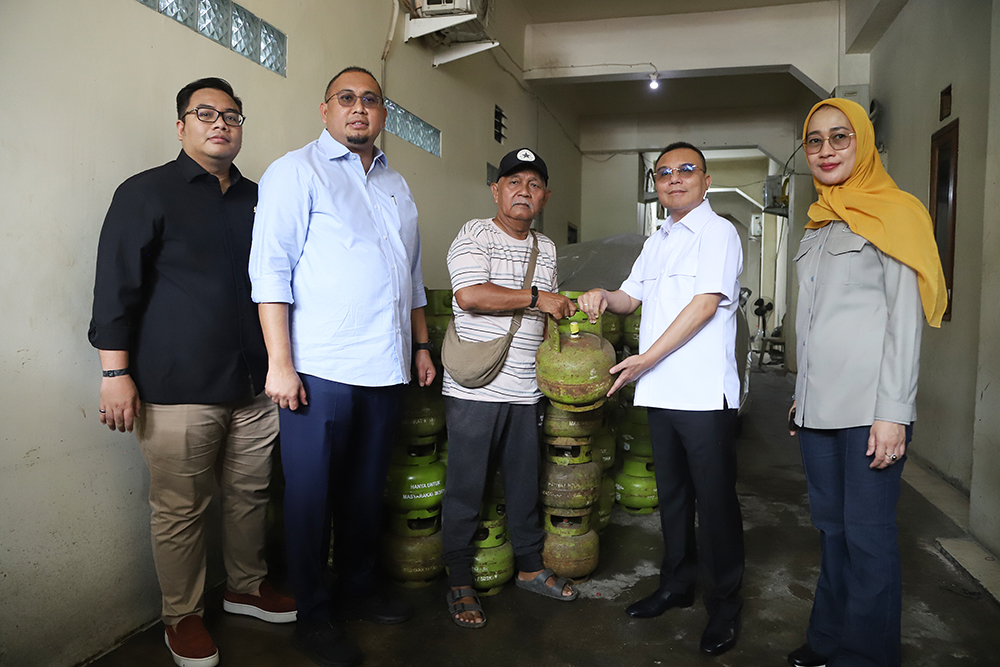 Wakil Ketua DPR RI, Sufmi Dasco Ahmad meninjau gudang Gas LPG 3 kg. (BeritaNasional/Elvis Sendouw)