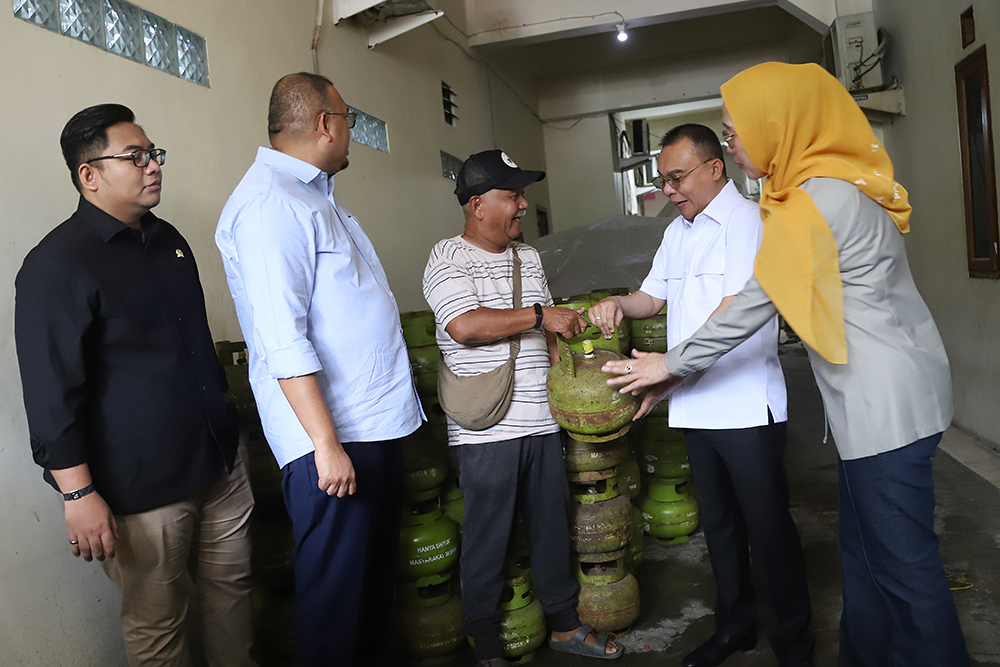 Wakil Ketua DPR RI, Sufmi Dasco Ahmad meninjau gudang Gas LPG 3 kg. (BeritaNasional/Elvis Sendouw)