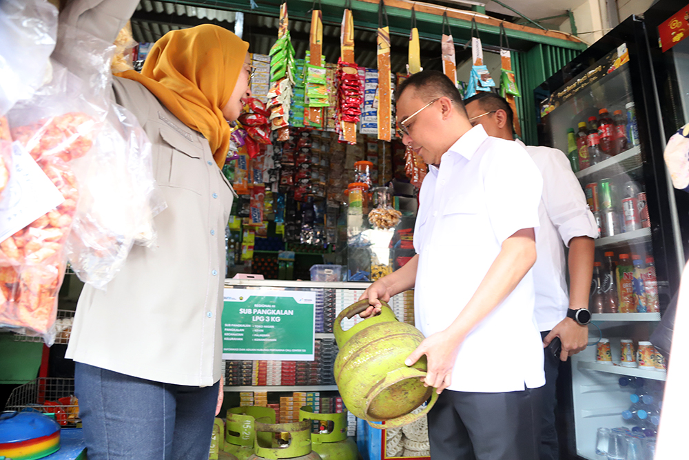 Wakil Ketua DPR RI, Sufmi Dasco Ahmad meninjau gudang Gas LPG 3 kg. (BeritaNasional/Elvis Sendouw)