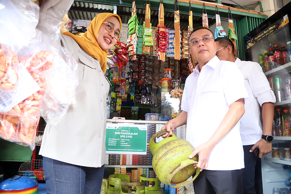 Wakil Ketua DPR RI, Sufmi Dasco Ahmad meninjau gudang Gas LPG 3 kg. (BeritaNasional/Elvis Sendouw)