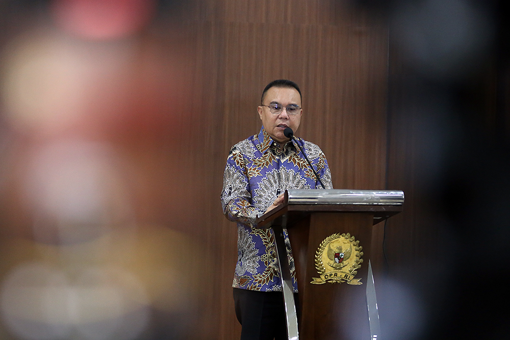 Wakil Ketua DPR RI Sufmi Dasco Ahmad memberikan keterangan kepada wartawan terkait isu kenaikan bahan bakar minyak (BBM). (BeritaNasional/Elvis Sendouw)