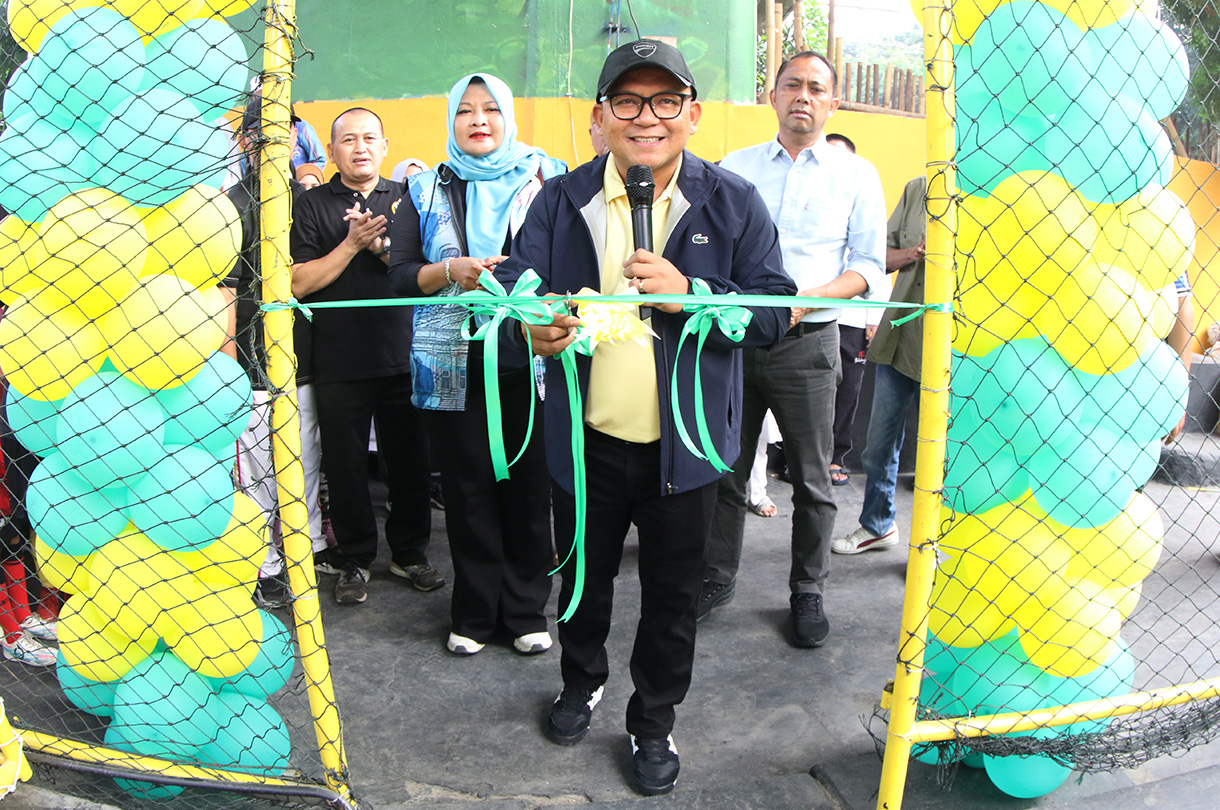 Wakil Ketua DPRD DKI Jakarta Basri Baco meresmikan lapangan olahraga serbaguna di RW 09, Kelurahan Menteng, Jakarta Pusat, Sabtu (18/7/2026). (Beritanasional.com/Oke Atmaja)