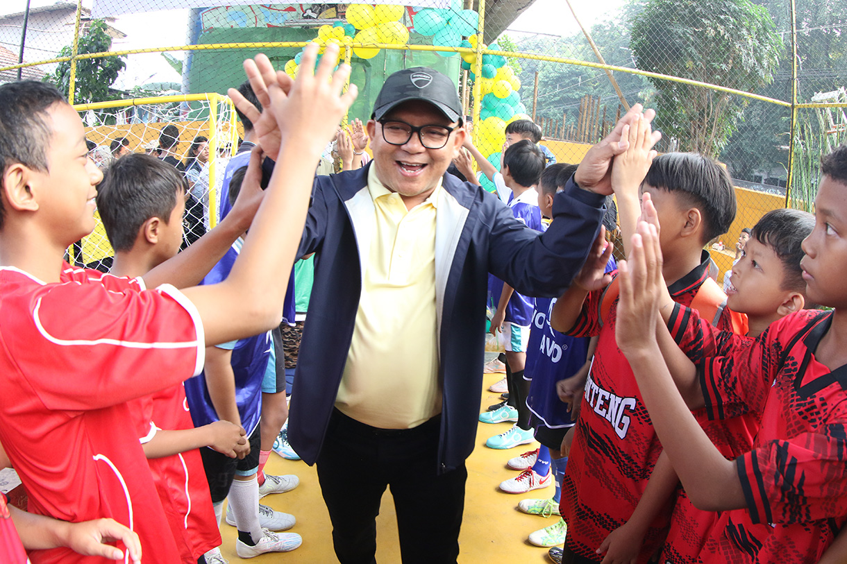 Wakil Ketua DPRD DKI Jakarta Basri Baco meresmikan lapangan olahraga serbaguna di RW 09, Kelurahan Menteng, Jakarta Pusat, Sabtu (18/7/2026). (Beritanasional.com/Oke Atmaja)