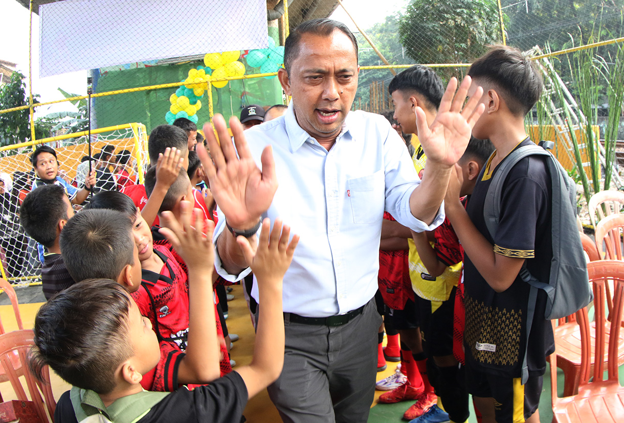 Wakil Ketua DPRD DKI Jakarta Basri Baco meresmikan lapangan olahraga serbaguna di RW 09, Kelurahan Menteng, Jakarta Pusat, Sabtu (18/7/2026). (Beritanasional.com/Oke Atmaja)