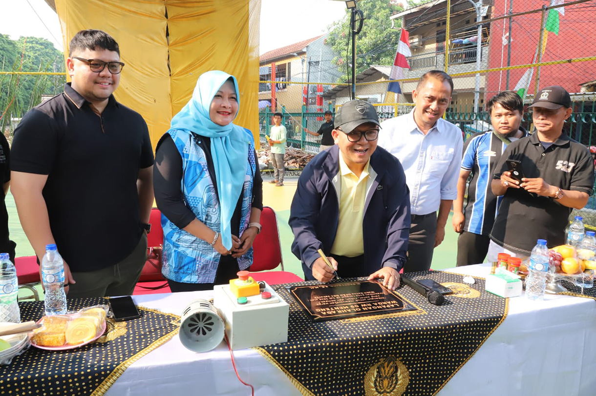 Wakil Ketua DPRD DKI Jakarta Basri Baco meresmikan lapangan olahraga serbaguna di RW 09, Kelurahan Menteng, Jakarta Pusat, Sabtu (18/7/2026). (Beritanasional.com/Oke Atmaja)