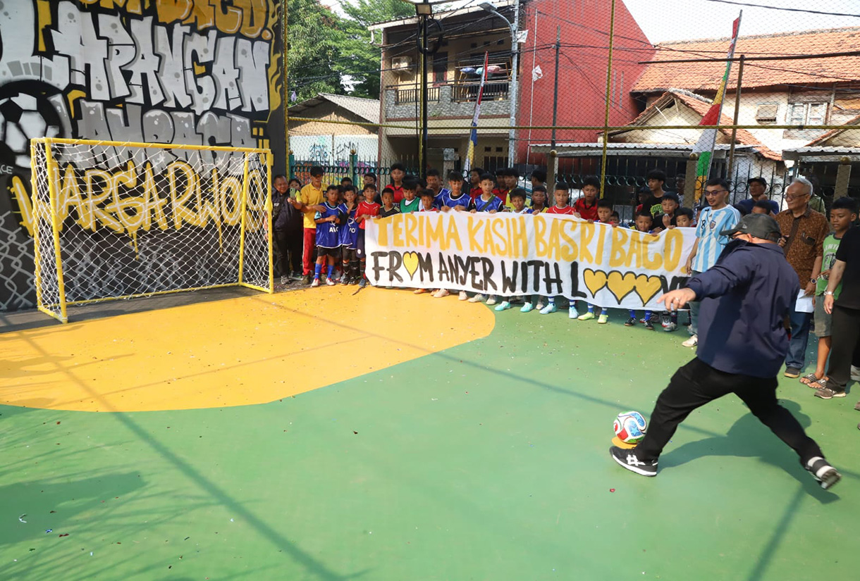 Wakil Ketua DPRD DKI Jakarta Basri Baco meresmikan lapangan olahraga serbaguna di RW 09, Kelurahan Menteng, Jakarta Pusat, Sabtu (18/7/2026). (Beritanasional.com/Oke Atmaja)