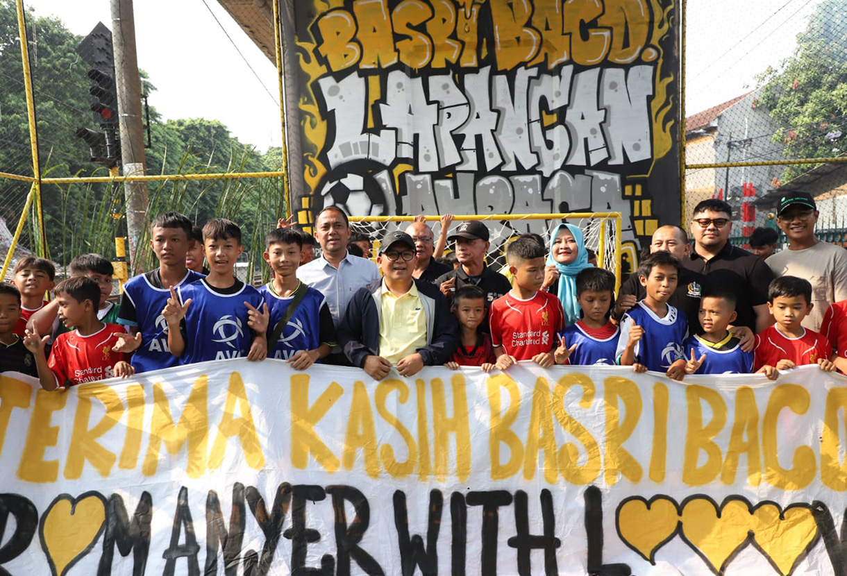 Wakil Ketua DPRD DKI Jakarta Basri Baco meresmikan lapangan olahraga serbaguna di RW 09, Kelurahan Menteng, Jakarta Pusat, Sabtu (18/7/2026). (Beritanasional.com/Oke Atmaja)