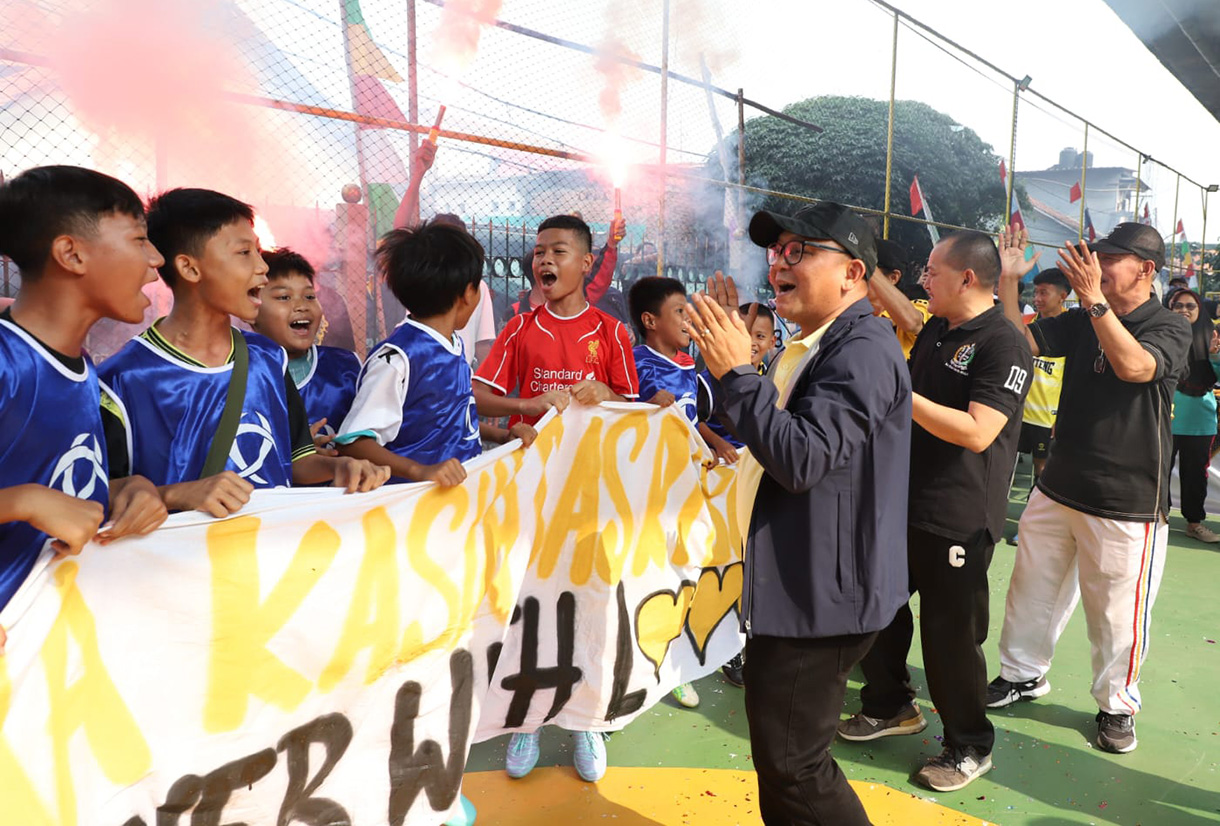 Wakil Ketua DPRD DKI Jakarta Basri Baco meresmikan lapangan olahraga serbaguna di RW 09, Kelurahan Menteng, Jakarta Pusat, Sabtu (18/7/2026). (Beritanasional.com/Oke Atmaja)