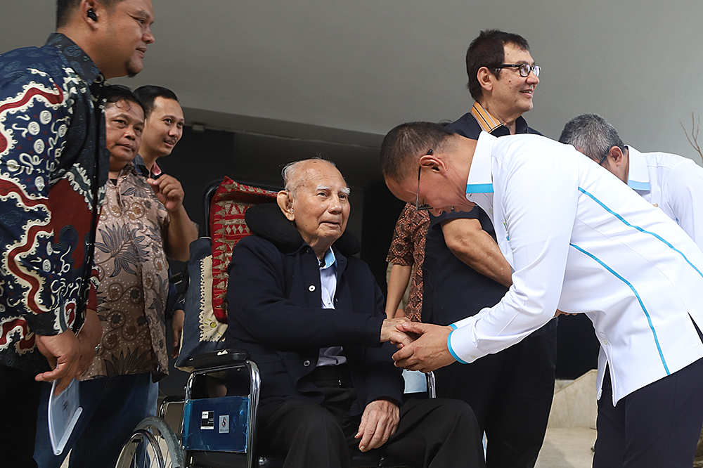 Pembangunan LRT Jakarta Fase 1B Velodrome-Manggarai Capai 74 Persen Kendaraan melintas disamping proyek pembangunan Light Rail Transit (LRT) Jakarta Fase 1B yang menghubungkan Velodrome ke Manggarai, di Jalan Tambak, Manggarai, Jakarta, Selasa (21/10/2025).(Beritanasional.com/Okeatmaja)