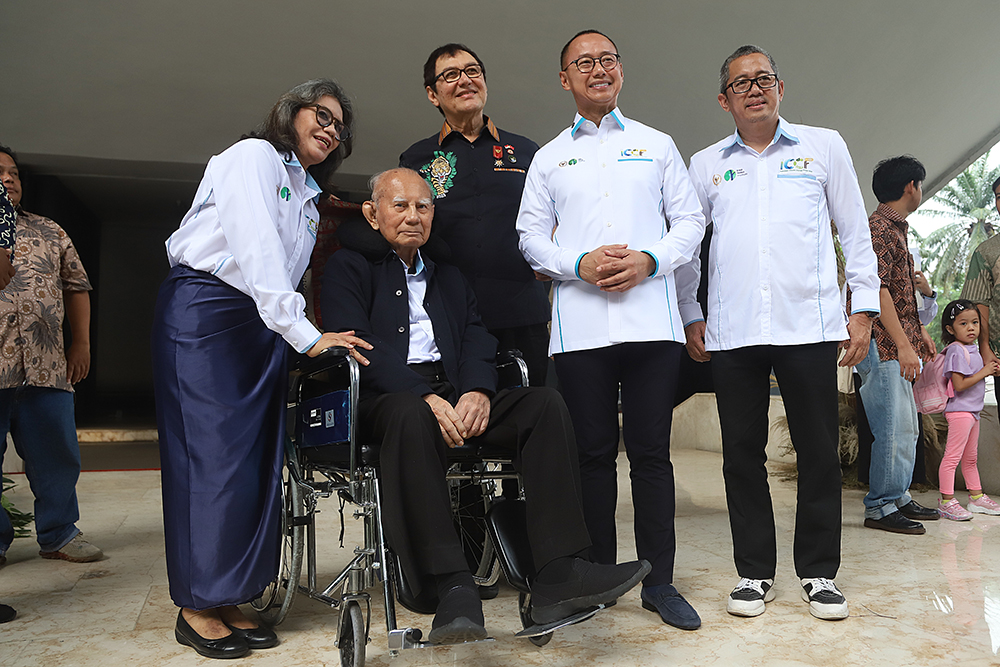 Pembangunan LRT Jakarta Fase 1B Velodrome-Manggarai Capai 74 Persen Kendaraan melintas disamping proyek pembangunan Light Rail Transit (LRT) Jakarta Fase 1B yang menghubungkan Velodrome ke Manggarai, di Jalan Tambak, Manggarai, Jakarta, Selasa (21/10/2025).(Beritanasional.com/Okeatmaja)