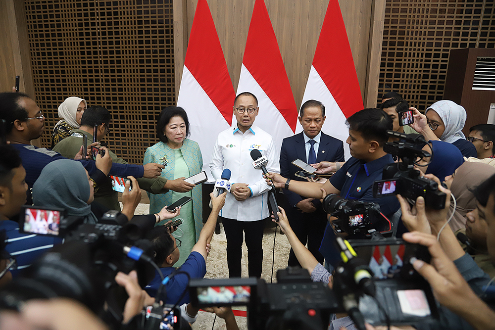 Pembangunan LRT Jakarta Fase 1B Velodrome-Manggarai Capai 74 Persen Kendaraan melintas disamping proyek pembangunan Light Rail Transit (LRT) Jakarta Fase 1B yang menghubungkan Velodrome ke Manggarai, di Jalan Tambak, Manggarai, Jakarta, Selasa (21/10/2025).(Beritanasional.com/Okeatmaja)