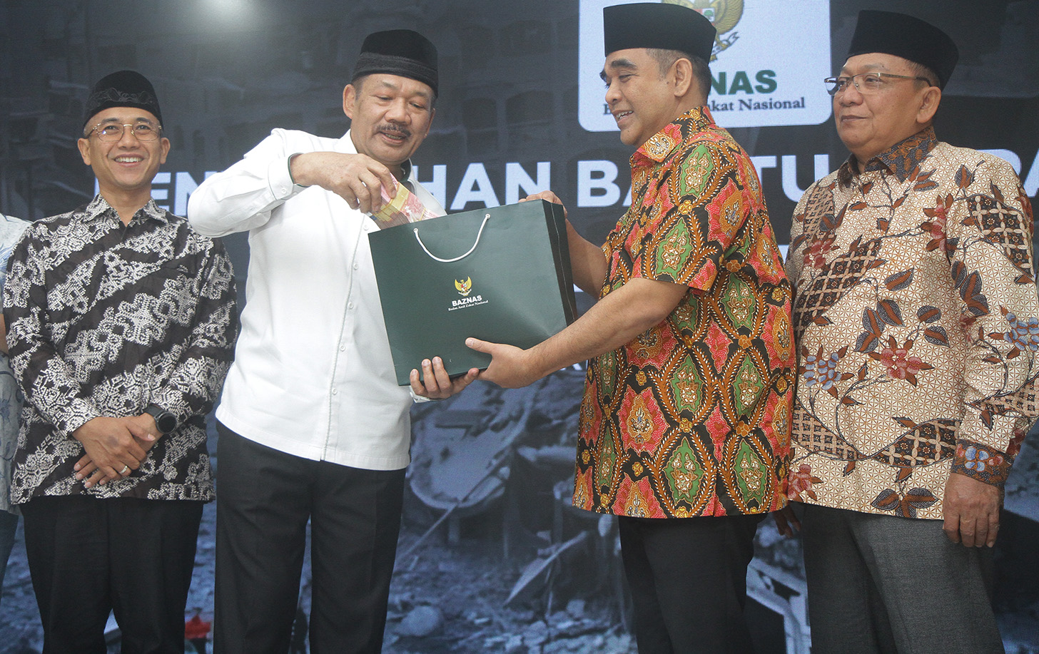 Wakil Ketua MPR RI Ahmad Muzani (ketiga kanan) bersama Ketua Badan Amil Zakat Nasional (Baznas) RI Noor Achmad (tengah) dalam penyerahan simbolis bantuan ke Palestina di Kantor Baznas, Jakarta, Rabu (15/5/2024).