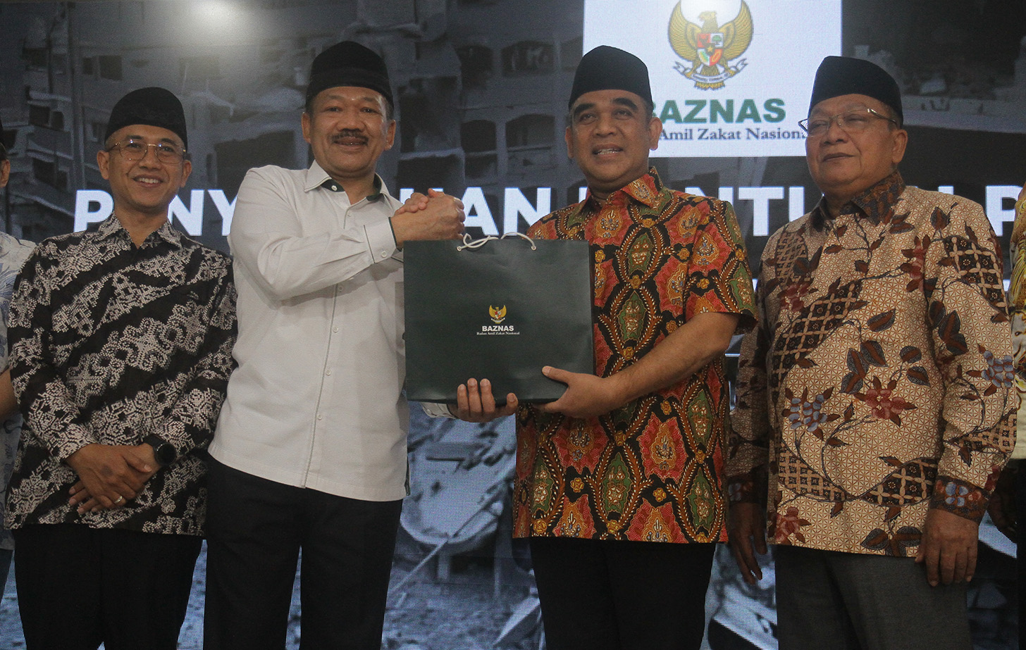 Wakil Ketua MPR RI Ahmad Muzani (ketiga kanan) bersama Ketua Badan Amil Zakat Nasional (Baznas) RI Noor Achmad (tengah) dalam penyerahan simbolis bantuan ke Palestina di Kantor Baznas, Jakarta, Rabu (15/5/2024).