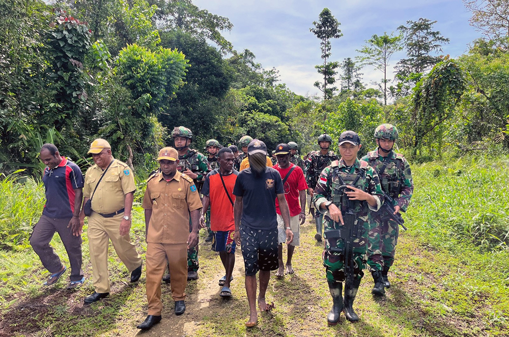 Proses penjemputan penyerahan diri  Wakil Pimpinan Organisasi Papua Merdeka (OPM). (BeritaNasional/Elvis Sendouw/HO Puspen TNI AD)