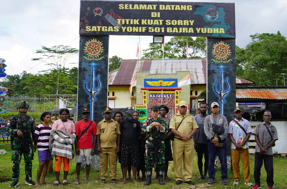 Proses penjemputan penyerahan diri  Wakil Pimpinan Organisasi Papua Merdeka (OPM). (BeritaNasional/Elvis Sendouw/HO Puspen TNI AD)