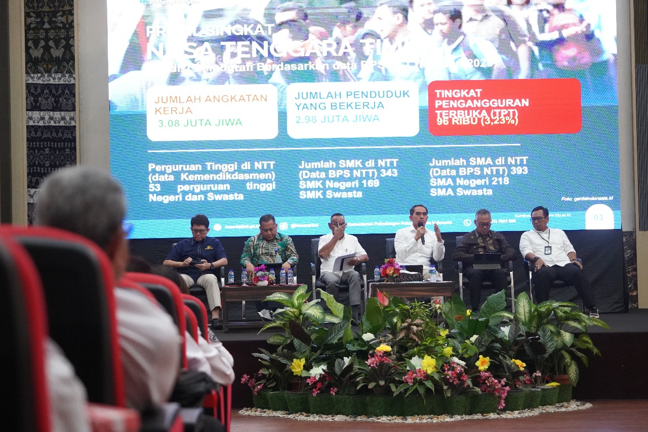 Wakili Menteri Karding di NTT, Sekjen KemenP2MI Paparkan Lima Program Strategis Amanat Presiden Prabowo Rapat Koordinasi Percepatan Implementasi Program Pemerintah Pusat di Provinsi Nusa Tenggara Timur. (BeritaNasional/Elvis Sendouw/HO Hms P2MI)