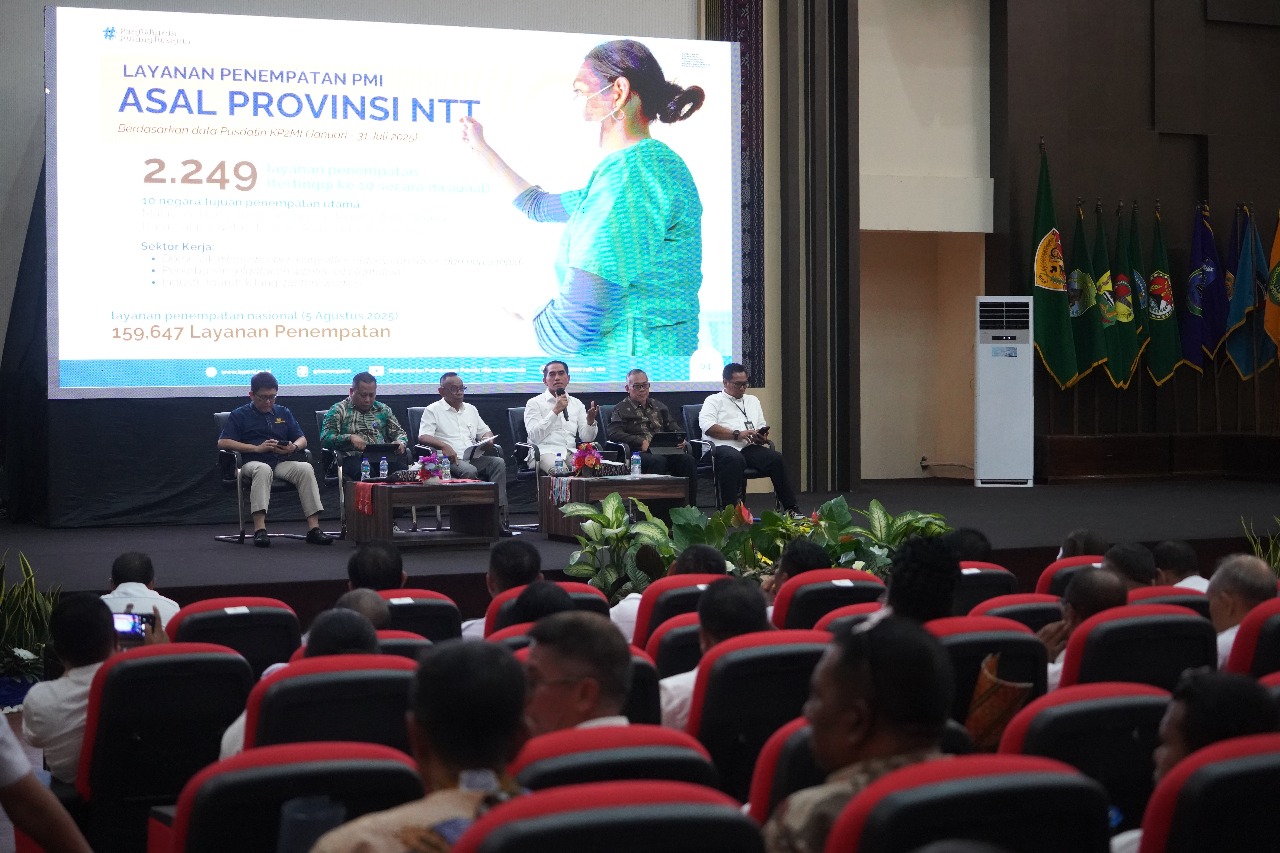 Wakili Menteri Karding di NTT, Sekjen KemenP2MI Paparkan Lima Program Strategis Amanat Presiden Prabowo Rapat Koordinasi Percepatan Implementasi Program Pemerintah Pusat di Provinsi Nusa Tenggara Timur. (BeritaNasional/Elvis Sendouw/HO Hms P2MI)