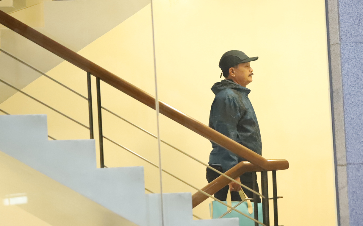 Wali Kota Madiun Maidi (tengah) dikawal petugas setibanya di Gedung Merah Putih KPK, Jakarta, Senin (19/1/2026). (Beritanasional.com/Oke Atmaja)