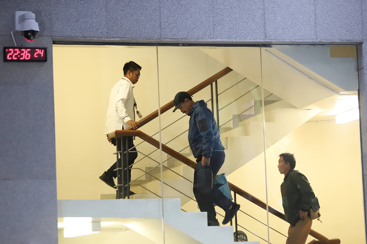 Wali Kota Madiun Maidi (tengah) dikawal petugas setibanya di Gedung Merah Putih KPK, Jakarta, Senin (19/1/2026). (Beritanasional.com/Oke Atmaja)
