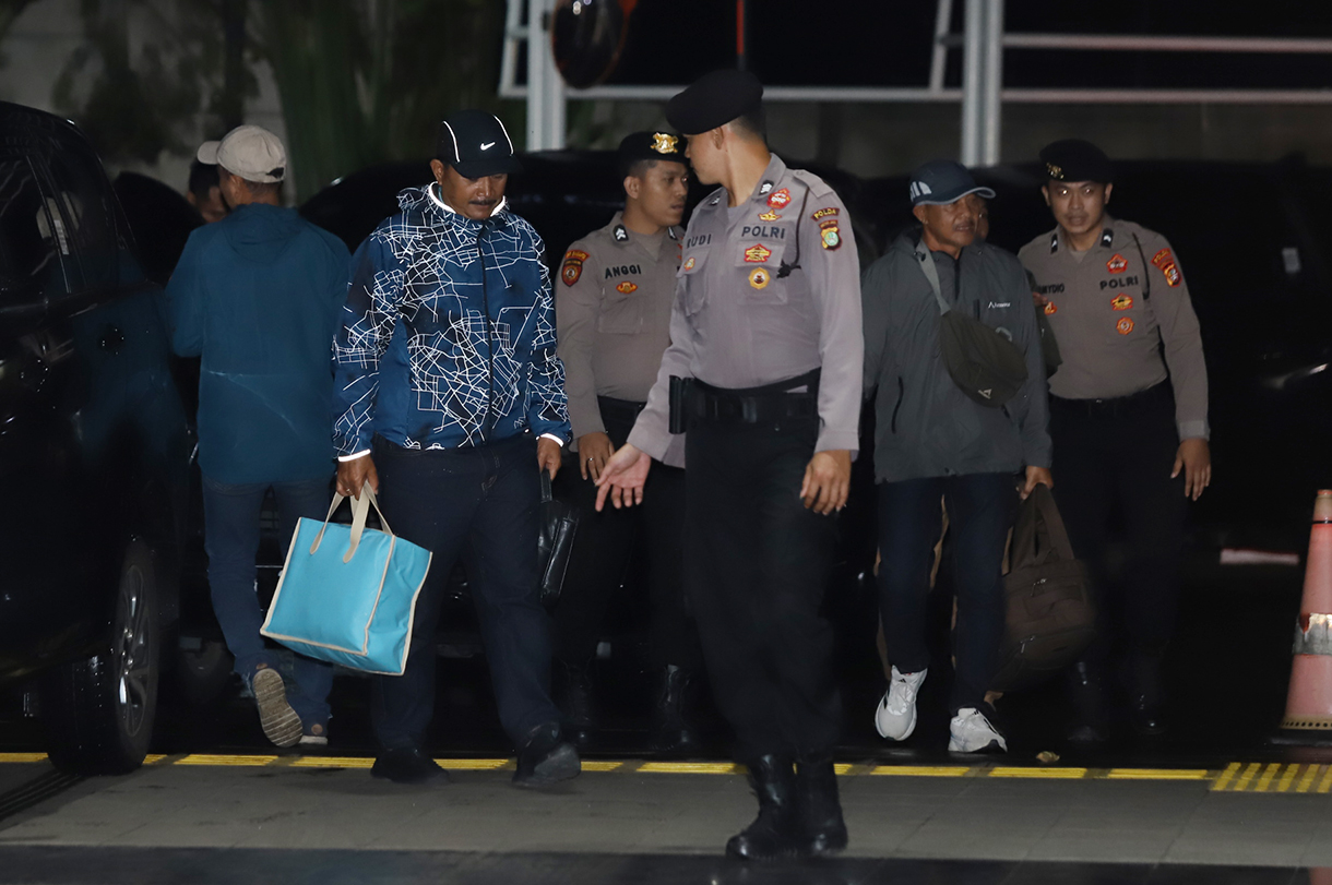 Wali Kota Madiun Maidi (tengah) dikawal petugas setibanya di Gedung Merah Putih KPK, Jakarta, Senin (19/1/2026). (Beritanasional.com/Oke Atmaja)