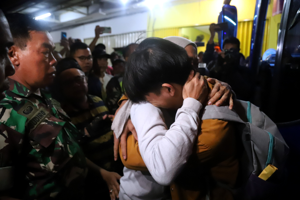 Tangis haru keluarga korban selamat kecelakaan bus di Subang. (BeritaNasional/Elvis Sendouw)