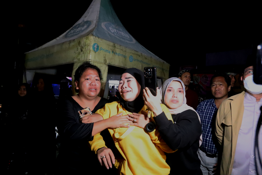 Tangis haru keluarga korban selamat kecelakaan bus di Subang. (BeritaNasional/Elvis Sendouw)