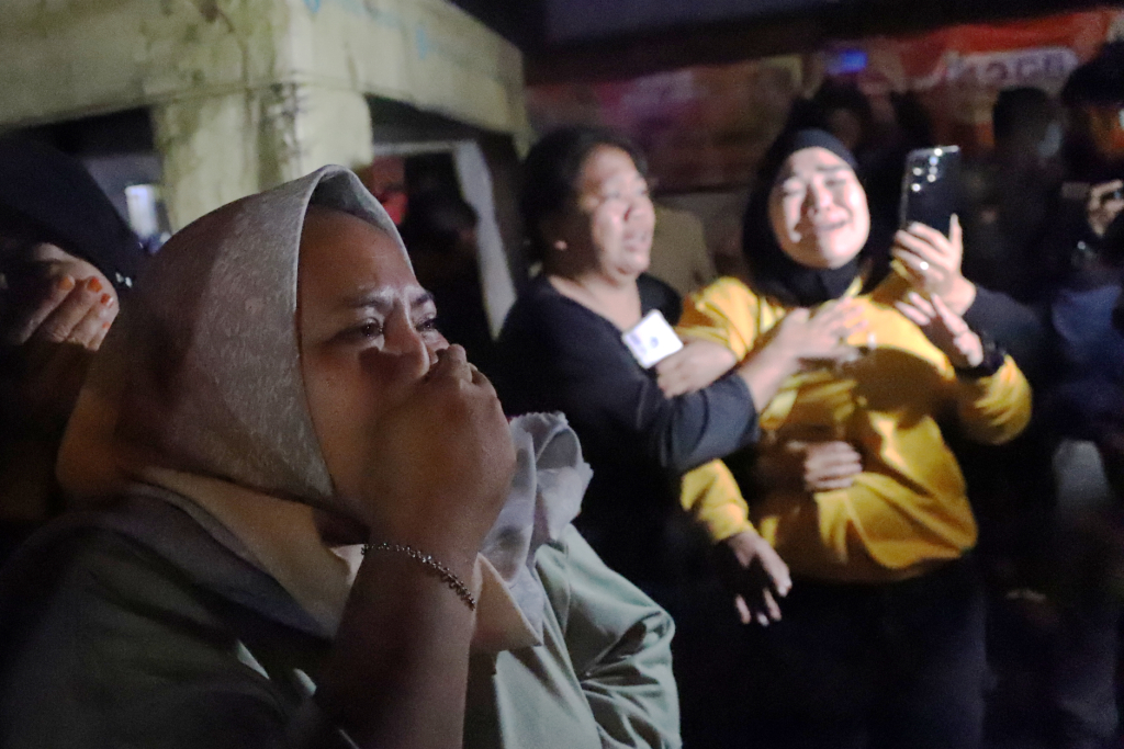 Tangis haru keluarga korban selamat kecelakaan bus di Subang. (BeritaNasional/Elvis Sendouw)