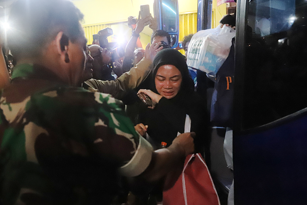 Tangis haru keluarga korban selamat kecelakaan bus di Subang. (BeritaNasional/Elvis Sendouw)