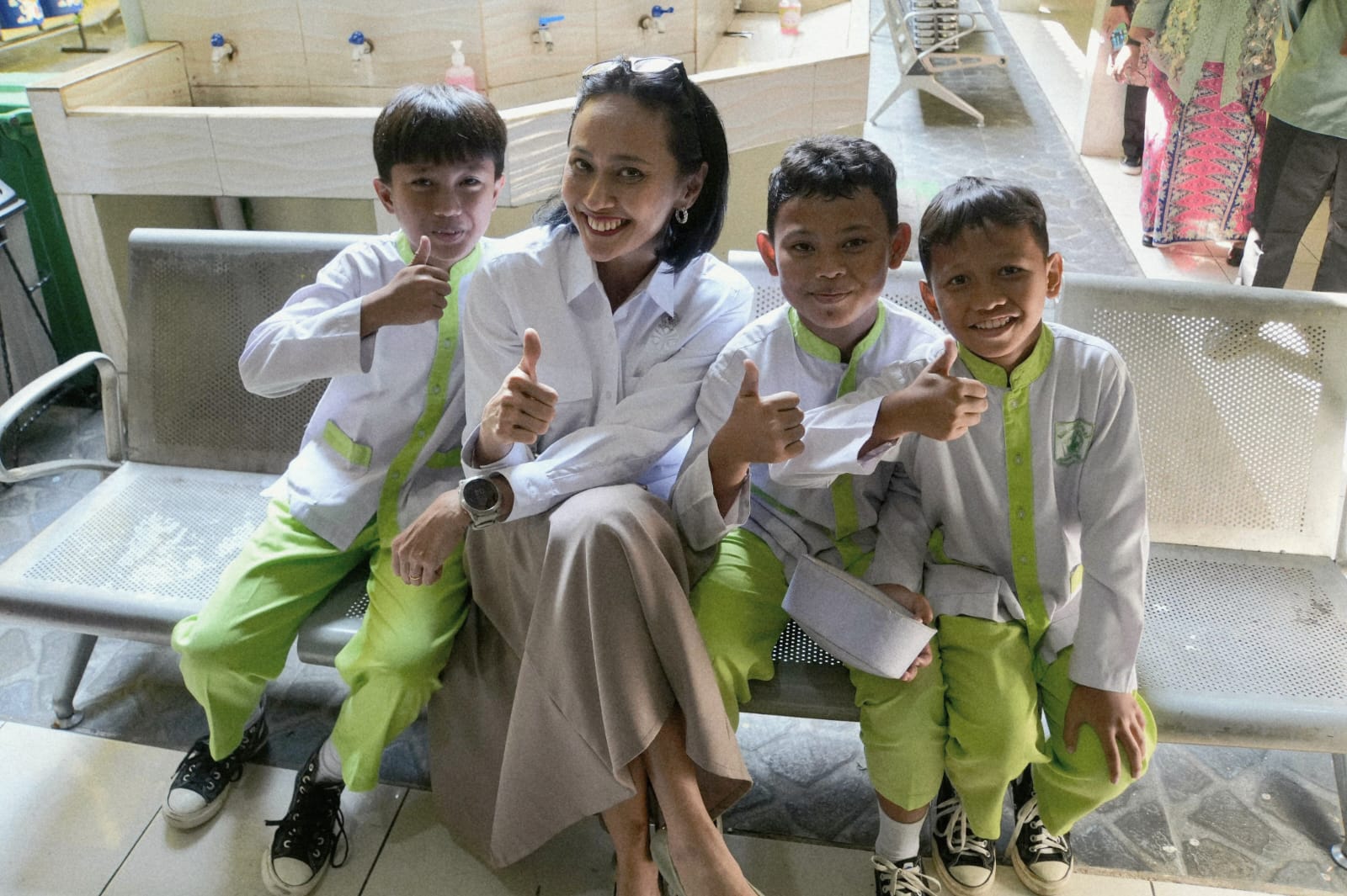 Wakil Menteri Pelindungan Pekerja Migran Indonesia (Wamen P2MI), Christina Aryani meninjau langsung pelaksanaan Program MBG di SDN  Ciracas 03. (BeritaNasional/Elvis Sendouw/HO Hms P2MI)