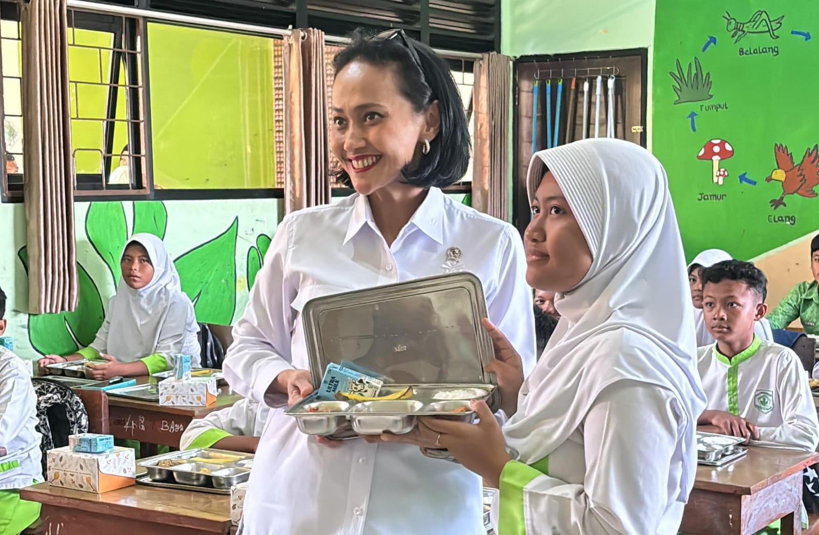 Wakil Menteri Pelindungan Pekerja Migran Indonesia (Wamen P2MI), Christina Aryani meninjau langsung pelaksanaan Program MBG di SDN  Ciracas 03. (BeritaNasional/Elvis Sendouw/HO Hms P2MI)