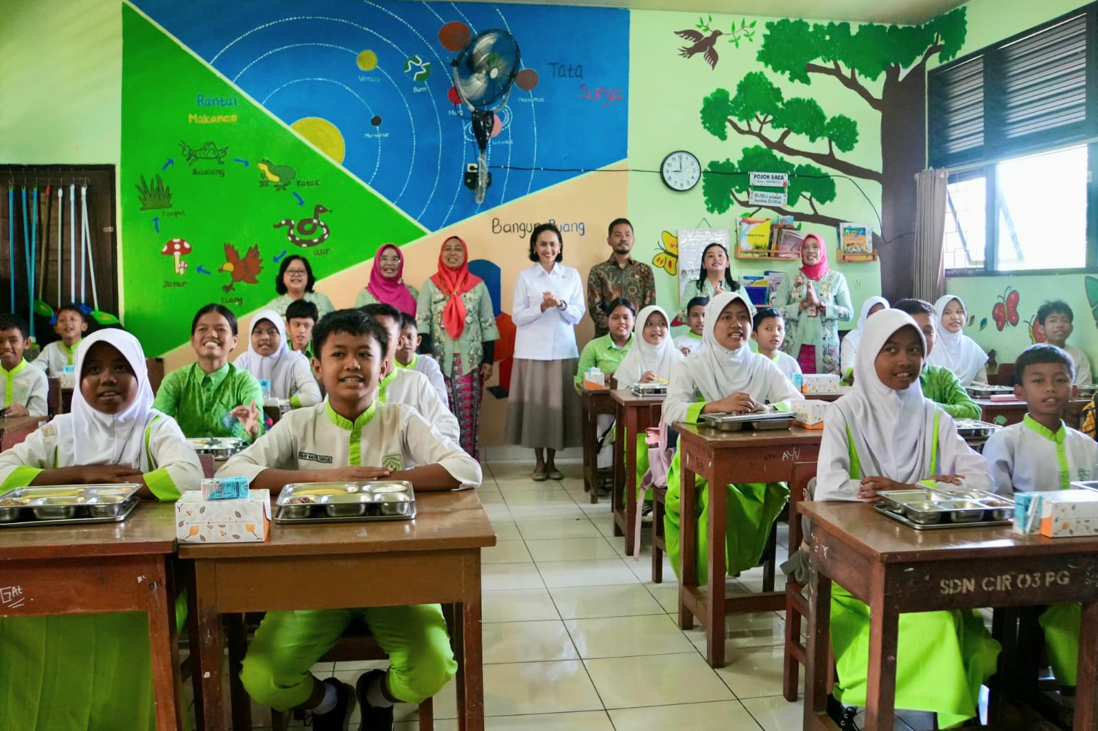 Wakil Menteri Pelindungan Pekerja Migran Indonesia (Wamen P2MI), Christina Aryani meninjau langsung pelaksanaan Program MBG di SDN  Ciracas 03. (BeritaNasional/Elvis Sendouw/HO Hms P2MI)