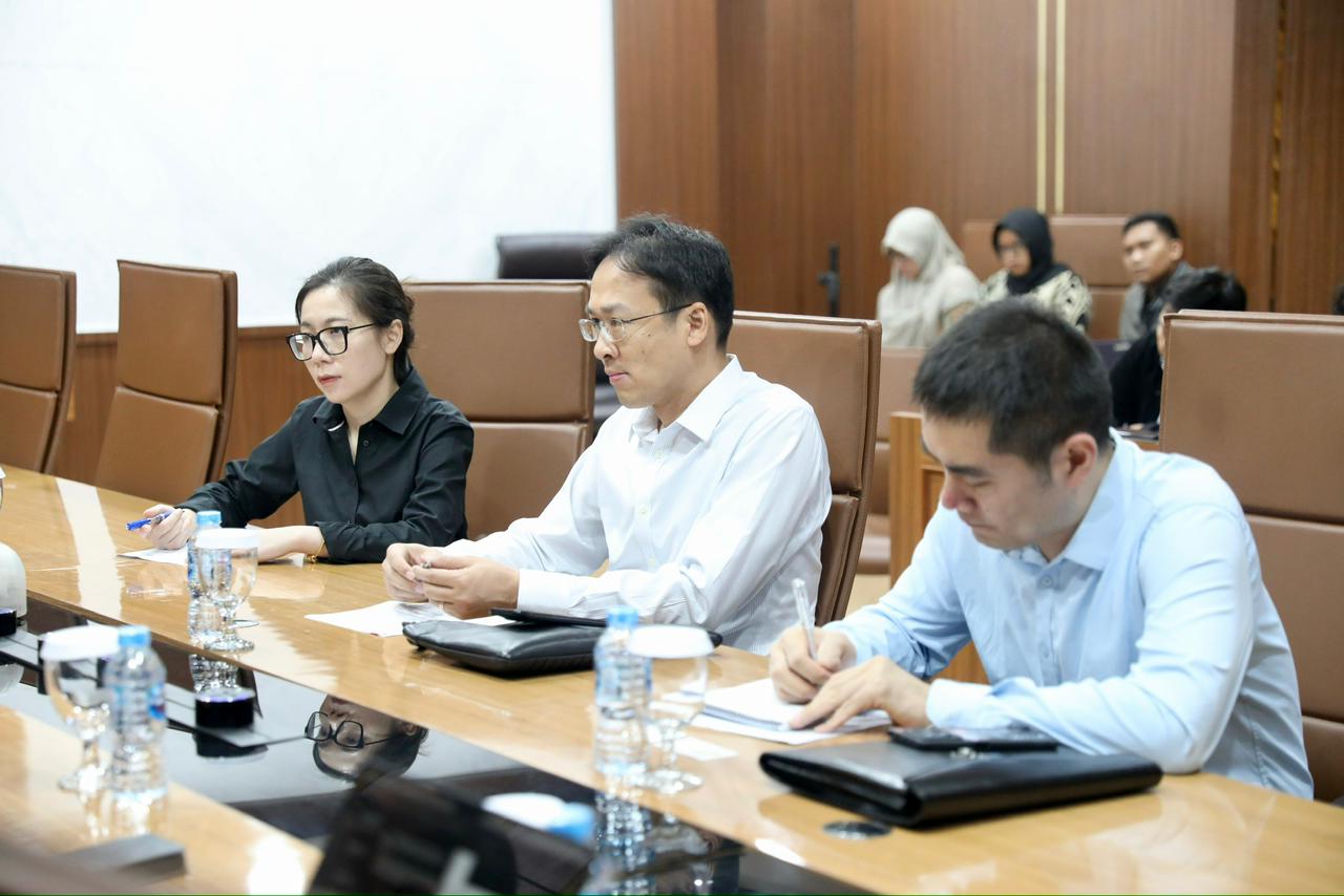 Wakil Menteri Pelindungan Pekerja Migran Indonesia (Wamen P2MI), Christina Aryani menerima Penasihat Ekonomi dan Perdagangan dari Kedutaan Besar Tiongkok untuk Indonesia. (BeritaNasional/Elvis/HO P2MI)