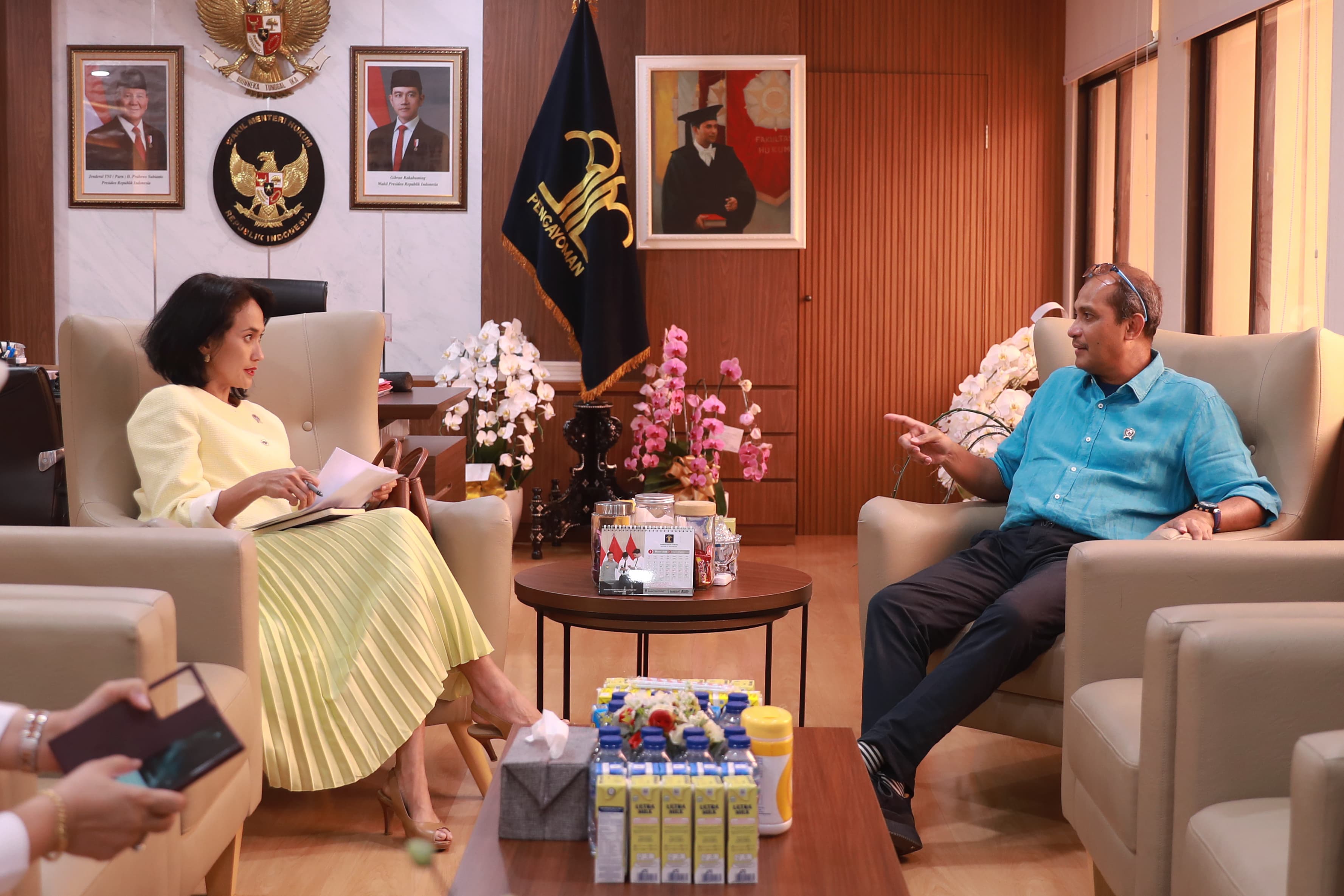 Wakil Menteri Pelindungan Pekerja Migran Indonesia (P2MI), Christina Aryani, bertemu Wakil Menteri Hukum, Edward Omar Sharif Hiariej.  (BeritaNasional/Elvis/HO P2MI)