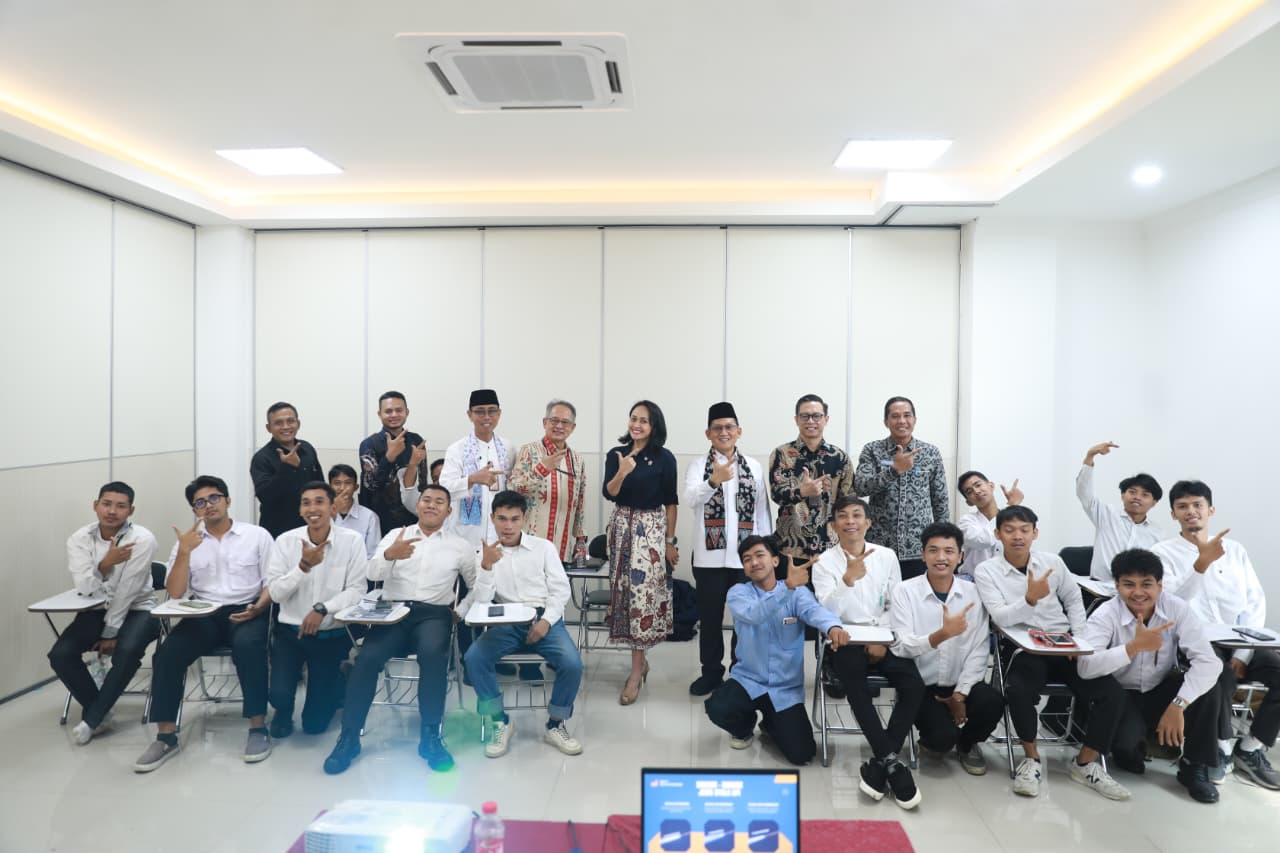 Wakil Menteri Pelindungan Pekerja Migran Indonesia (P2MI) melakukan kunjungan kerja ke Balai Diklat Industri milik Kementerian Perindustrian di Jakarta. (BeritaNasional/Elvis/HO P2MI)