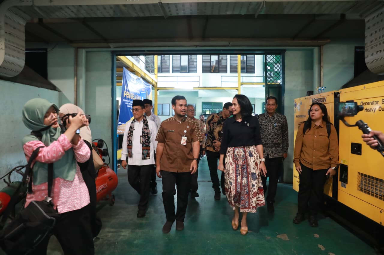 Wakil Menteri Pelindungan Pekerja Migran Indonesia (P2MI) melakukan kunjungan kerja ke Balai Diklat Industri milik Kementerian Perindustrian di Jakarta. (BeritaNasional/Elvis/HO P2MI)