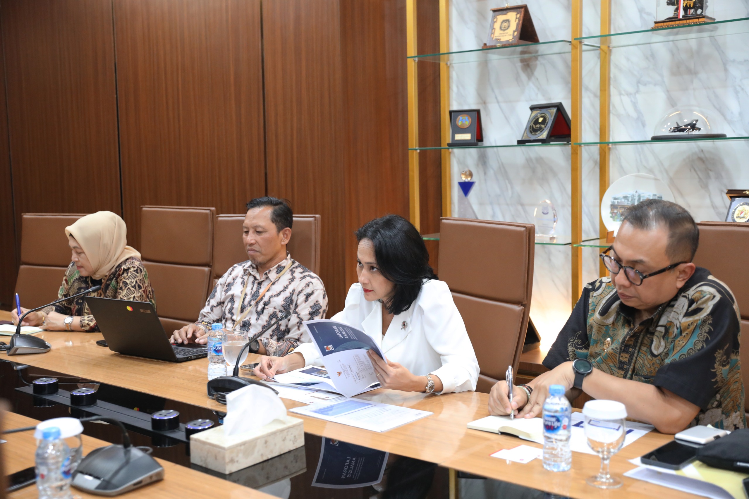 Wakil Menteri Pelindungan Pekerja Migran Indonesia (Wamen P2MI), Christina Aryani, terima Putera Sampoerna Foundation, bahas pendidikan guru migran.  (BeritaNasional/Elvis/HO P2MI)
