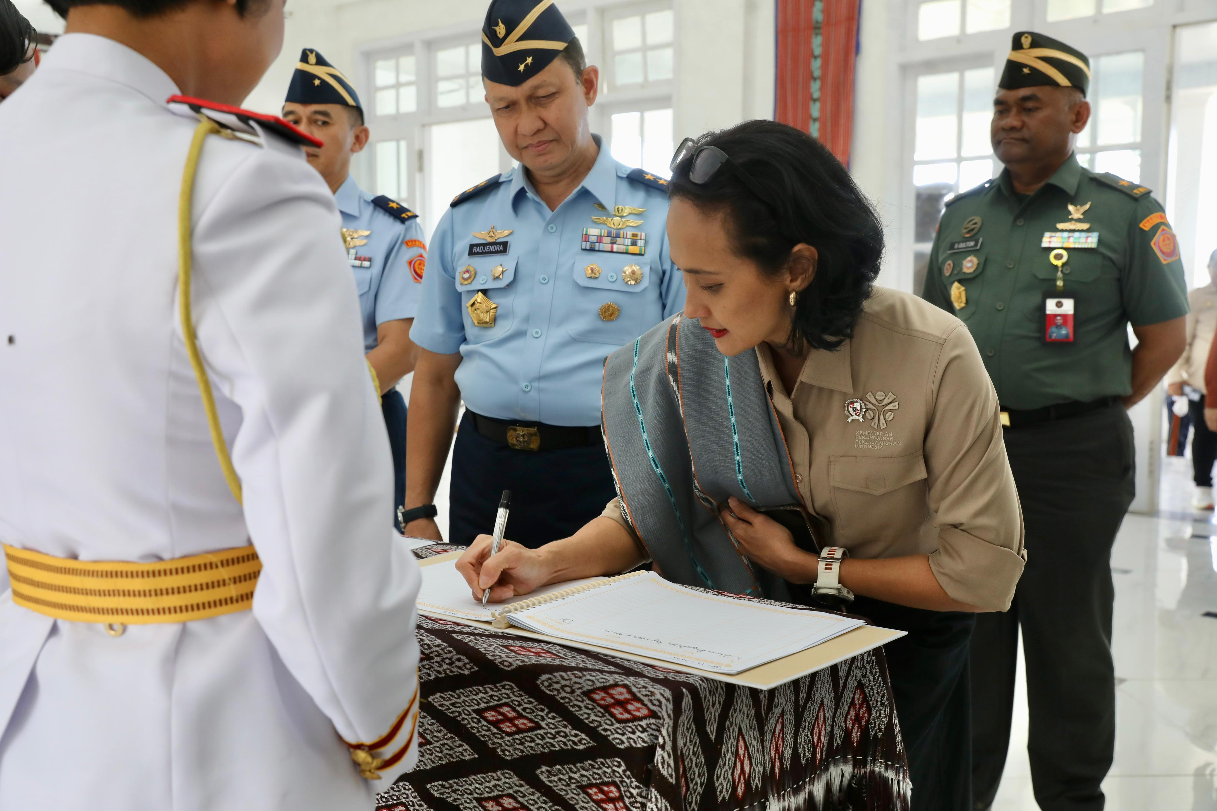 Wakil Menteri Pelindungan Pekerja Migran Indonesia (Wamen P2MI), Christina Aryani, mengunjungi Politeknik Pertahanan Ben Mboi, NTT. (BeritaNasional/Elvis/HO KP2MI)