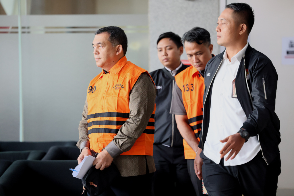 Wakil Menteri Imigrasi dan Pemasyarakatan (Imipas) Silmy Karim (kiri) berjalan dengan mengenakan rompi tahanan dan tangan terborgol usai menjalani pemeriksaan di Gedung Merah Putih KPK, Jakarta, Kamis (4/6/2026). (Beritanasonal.com/HO/Oke Atmaja)