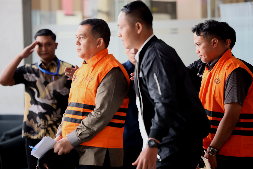 Wakil Menteri Imigrasi dan Pemasyarakatan (Imipas) Silmy Karim (kiri) berjalan dengan mengenakan rompi tahanan dan tangan terborgol usai menjalani pemeriksaan di Gedung Merah Putih KPK, Jakarta, Kamis (4/6/2026). (Beritanasonal.com/HO/Oke Atmaja)
